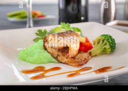 Teller mit köstlichem Fisch, Sauce und Gemüse, Nahaufnahme Stockfoto