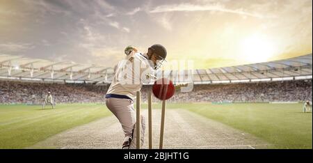 Rückansicht des Cricket Ball, der hinter dem Batsman die Stolps trifft Stockfoto