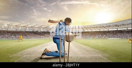 Rückansicht des Cricket Ball, der hinter dem Batsman die Stolps trifft Stockfoto