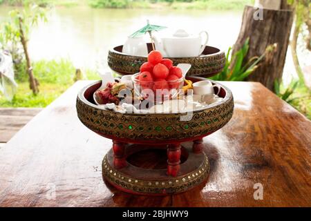 Vorspeise thai lokale Snacks süße Speisen Fusion modernen Luxus-Stil Set für servieren Nachmittagstee Zeit für Reisende und Gäste auf der Terrasse im Freien Stockfoto