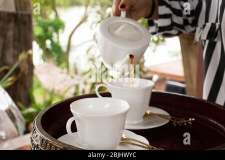 Vorspeise und Teekanne Set für Tee Zeit für Reisende und Gäste in der Terrasse im Freien Restaurant im Resort Hotel in Thailand Stockfoto