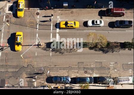 Drei Hello-Taxis an einer Kreuzung in New York City Stockfoto