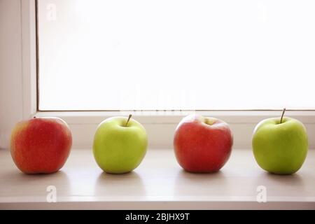 Frische Äpfel auf Fensterbank Stockfoto