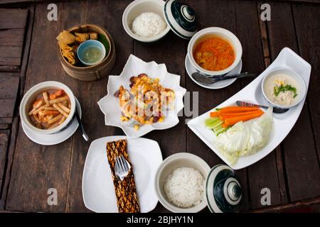 Thailändische lokale Küche, Fusion, moderner Luxus, serviert Abendessen für Reisende und Gäste auf der Terrasse im Freien des Restaurants im Resorthotel in Stockfoto