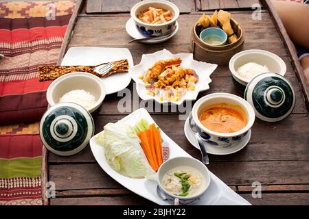 Thailändische lokale Küche, Fusion, moderner Luxus, serviert Abendessen für Reisende und Gäste auf der Terrasse im Freien des Restaurants im Resorthotel in Stockfoto