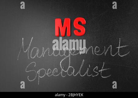 Abkürzung und Text auf Tafel geschrieben. Managementkonzept Stockfoto
