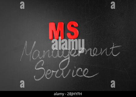Abkürzung und Text auf Tafel geschrieben. Managementkonzept Stockfoto