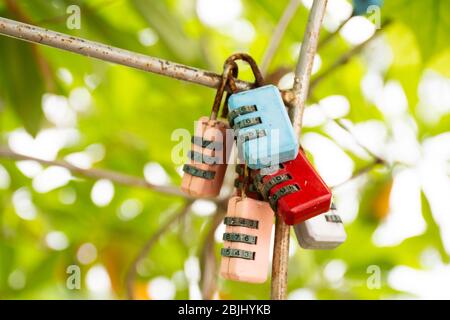 Alte Vorhängeschlösser Nummern Code mit den Namen der Liebhaber Liebende Person zeigt Liebe durch Verwendung Master-Schloss auf Stahlkette im Garten im Freien publ graviert Stockfoto
