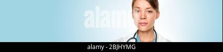 Arzt Asiatische Frau Porträt mit ernsten Ausdruck Banner Panorama blauen Hintergrund. Stockfoto
