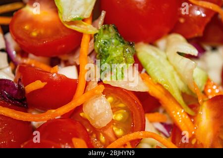 Gemüsesalat Tomaten, Zwiebeln, Salat, Karotten und Rüben in Scheiben geschnitten. Nahaufnahme. Gesunde Ernährung und Fitness-Diät Stockfoto