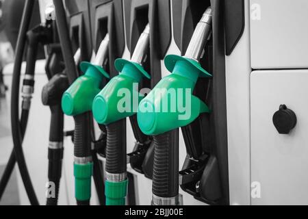 Tankdüsen an der Tankstelle Stockfoto