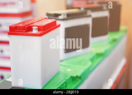 Batterien für Kraftwagen im Geschäft Stockfoto