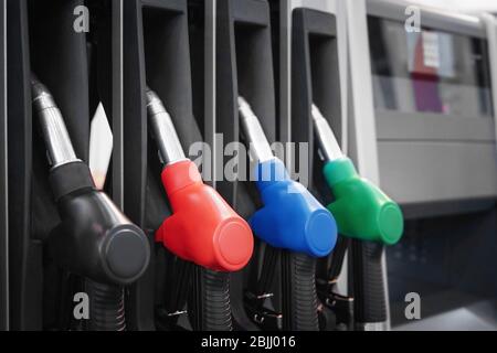 Bunte Tankdüsen an der Tankstelle Stockfoto