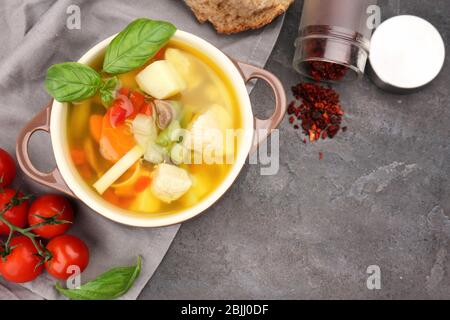 Zusammensetzung mit hausgemachten putensuppe in Auflauf auf dem Tisch Stockfoto