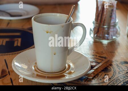 Leere Tasse Kaffee auf der Tischplatte Stockfoto