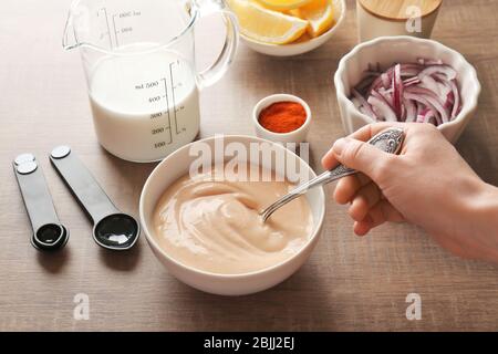 Frau bereitet Sauce für Fisch Taco in der Küche Stockfoto