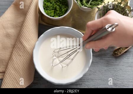 Frau bereitet Sauce für Fisch Taco in der Küche Stockfoto