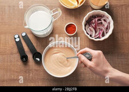 Frau bereitet Sauce für Fisch Taco in der Küche Stockfoto