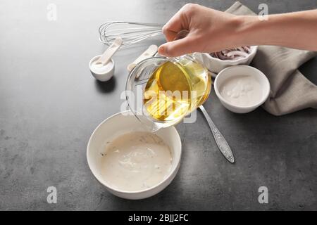 Frau bereitet Sauce für Fisch Taco in der Küche Stockfoto