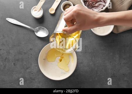 Frau bereitet Sauce für Fisch Taco in der Küche Stockfoto