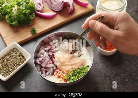 Frau bereitet Sauce für Fisch Taco in der Küche Stockfoto