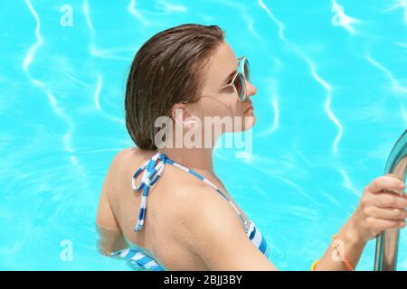 Schöne junge Frau im Schwimmbad Stockfoto