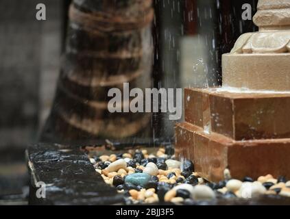 Schöner Brunnen mit Kieselsteinen im Freien, Nahaufnahme Stockfoto
