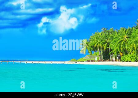 Blick auf den wunderschönen Strand am tropischen Resort Stockfoto