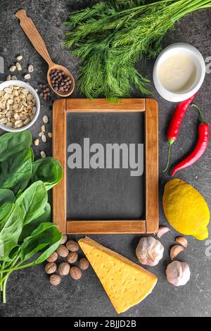 Tafel und Zutaten für Spinat Dip auf dem Tisch Stockfoto