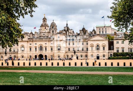 Die Horse Guards Parade mit Touristen und verschiedenen Regierungsgebäuden, darunter das Household Cavalry Museum. Blick von der Horse Guards Road. Stockfoto