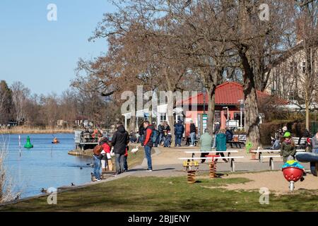 CAPUTH, Brandenburg, 14. März 2020. Die beliebteste Uferpromenade in Caputh an der Havel mit Seilfähren-Hafen. Die Havel verbindet sich Stockfoto