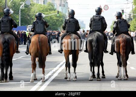 Montierte Polizei hält Ordnung während der Demostration im Freien Stockfoto