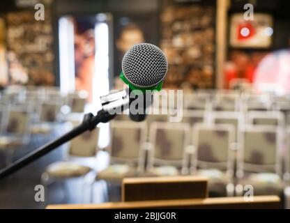 Dynamisches Mikrofon auf unscharfem Hintergrund, Nahaufnahme Stockfoto