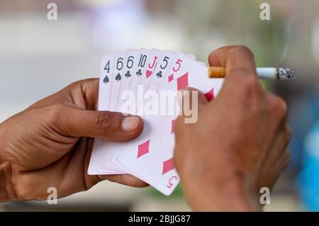 Rummy ist eine Gruppe von passenden Kartenspielen, die sich durch ein ähnliches Gameplay auf den gleichen Karten mit demselben Rang oder derselben Reihenfolge und derselben Farbe auszeichnen. Stockfoto