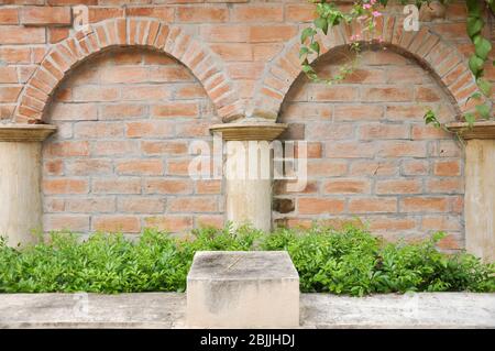 Gartendekoration in verschiedenen Ecken aus Ziegelstein Ton. Stockfoto