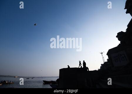 Junge fliegt Drachen auf dem Ghat der heiligen Stadt Varanasi, Uttar Pradesh, Indien. Stockfoto