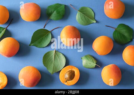 Frische Aprikosen auf farbigen Hintergrund Stockfoto