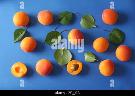 Frische Aprikosen auf farbigen Hintergrund Stockfoto