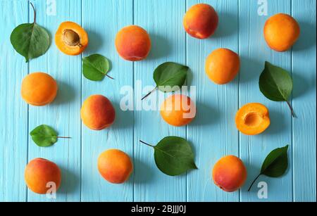 Frische Aprikosen auf Holzhintergrund Stockfoto