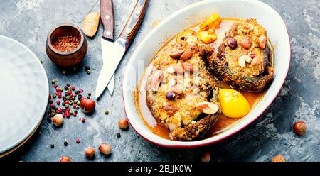 Geröstete Stück Silberkarpfen mit Nusssauce Stockfoto