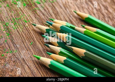 Scharfe grüne Bleistifte auf Holztisch Stockfoto