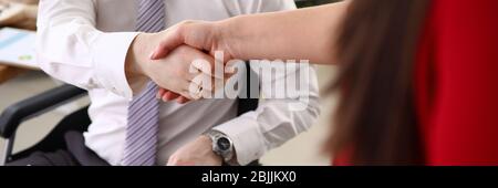 Anpassung von Menschen mit Behinderungen an ein Gesellschaftskonzept Stockfoto