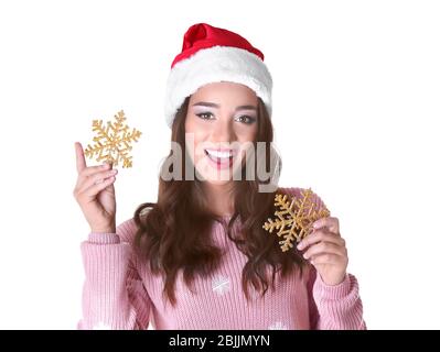 Hübsche Dame in Weihnachtsmütze mit Schneeflocken auf weißem Hintergrund Stockfoto