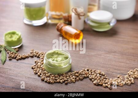 Kosmetik mit Hanfextrakt auf Holztisch Stockfoto