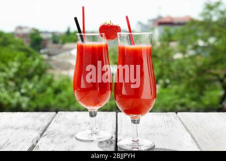 Gläser mit köstlichen Erdbeer-Daiquiri auf dem Tisch Stockfoto