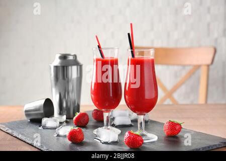 Gläser mit köstlichen Erdbeer-Daiquiri auf dem Tisch Stockfoto