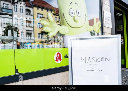 Berlin, Deutschland. April 2020. Vor einer Apotheke in der deutschen Hauptstadt Berlin ist am 29. April 2020 ein Schild mit der Aufschrift "Masken verfügbar" zu sehen. Berlin hat am Mittwoch Masken in den Läden obligatorisch gemacht, da die Pflicht, Mund und Nase zu bedecken, für den öffentlichen Verkehr bereits seit Montag in Kraft ist. Kredit: Binh Truong/Xinhua/Alamy Live News Stockfoto