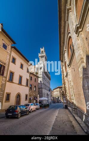 MONTEPULCIANO, ITALIEN - 15. APRIL 2013: Romanisches Rathaus oder Palazzo Communale auf der Piazza Grande. Montepulciano, Toskana, Italien Stockfoto