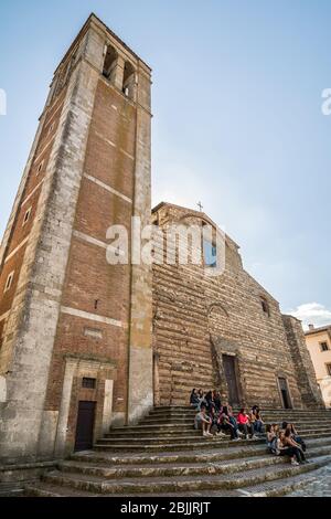 MONTEPULCIANO, ITALIEN - 15. APRIL 2013: Fassade der Kathedrale Santa Maria Assunta - Duomo von Montepulciano. Montepulciano, Toskana, Italien. Stockfoto