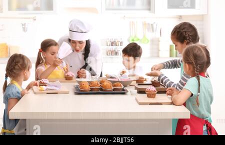 Gruppe der Kinder und Lehrer in der Küche während des Kochens Klassen Stockfoto